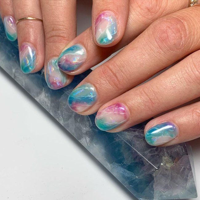 nail art com gel Foto com nail art azul e rosa em gel.