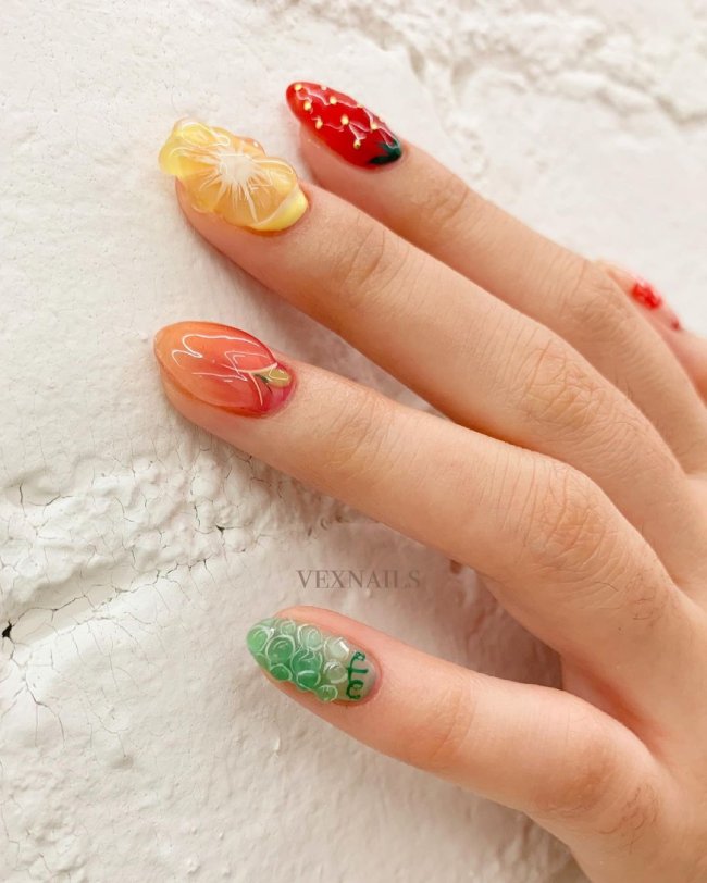 nail art jelly Foto com foco nas unhas com nail art em gel e relevo de frutas.