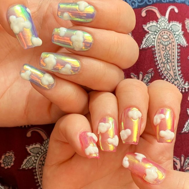 nail art jelly Foto com nail art de nuvens em relevo e esmalte com glitter.