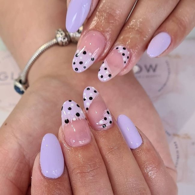 Inspiração de unha com nail art de bolinha com fundo lilás e delicada