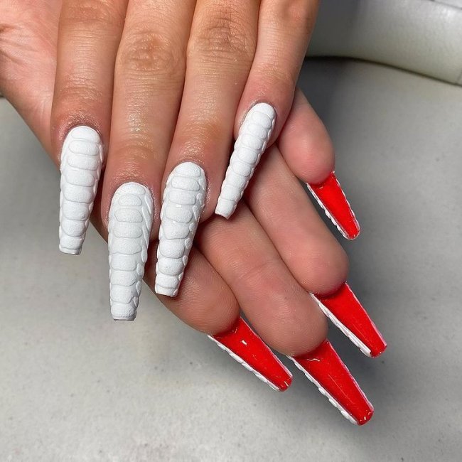 nail artflipside com relevo e fundo branco Foto com destaque para as mãos, unha flipside branca com relevo e interior vermelha