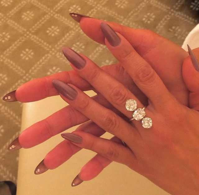 nail flipside marrom Foto com destaque para as mãos,Unha flipside marrom com interior marrom com strass.