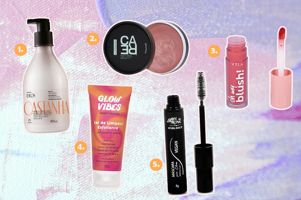 produtos-veganos-01 Montagem com cinco produtos de beleza veganos. Há um creme hidratante, iluminador em creme, blush líquido, esfoliante e máscara de cílios.