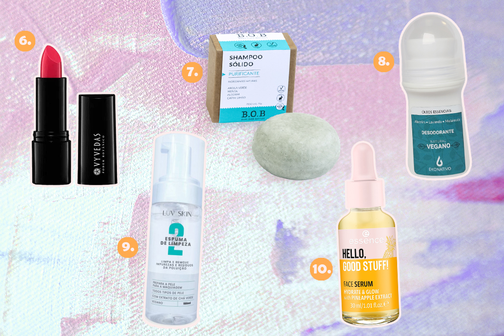 produtos-veganos-02 Montagem com cinco produtos de beleza veganos. Há um xampu em barra, desodorante, espuma de limpeza facial, um sérum e um batom vermelho.