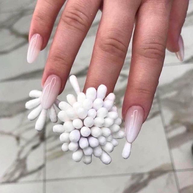 unha bizarra cotonete Foto com destaque nas unhas que estão com nail art inspirada em aparelho dentário