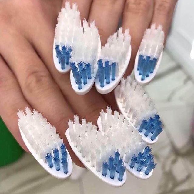 unha bizarra escova de dente Foto com destaque nas unhas que estão com nail art inspirada em aparelho dentário