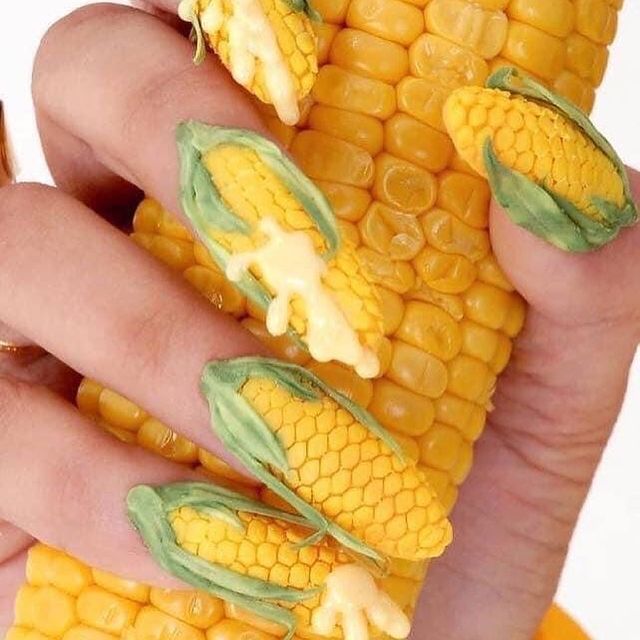 unha bizarra milho Foto com destaque nas unhas que estão com nail art inspirada em milho
