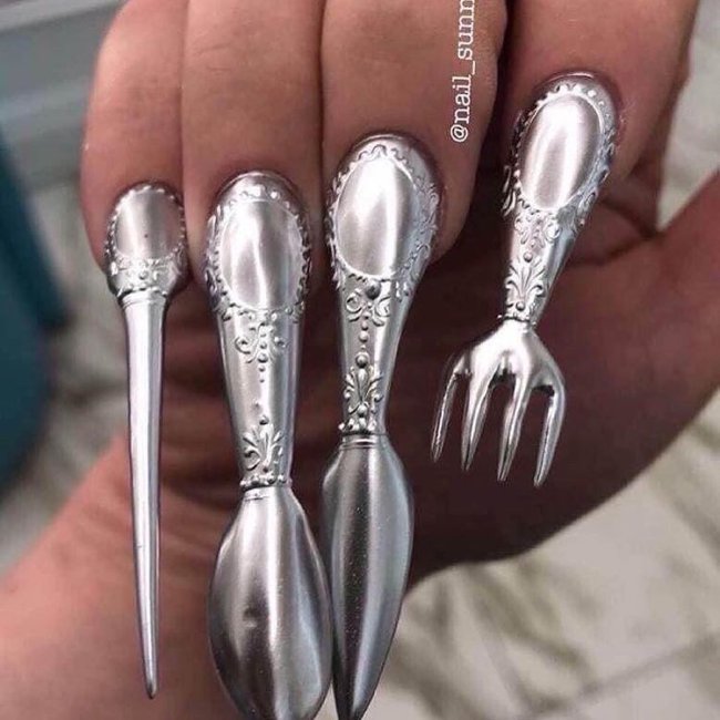 unha bizarra talher Foto com destaque nas unhas que estão com nail art inspirada em aparelho dentário