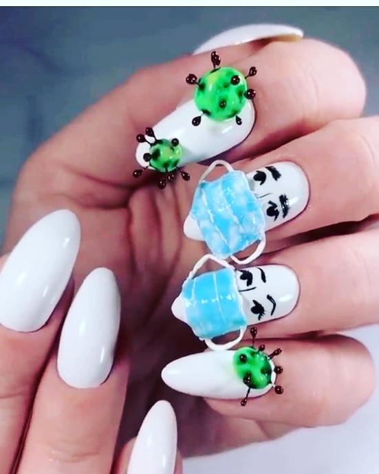 Foto com destaque nas unhas que estão com nail art inspirada em aparelho dentário