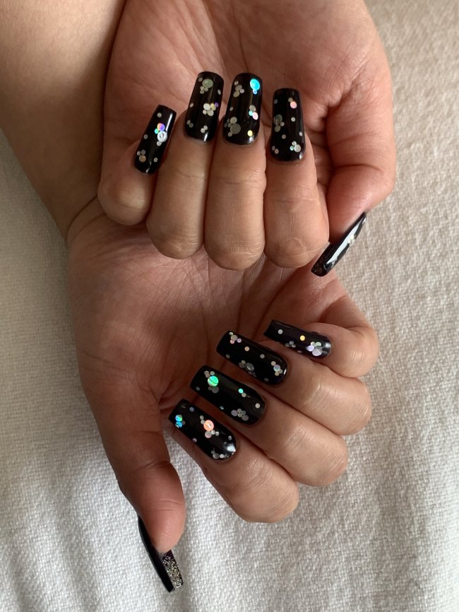 unha flipside Unha Lana Condor com base preta com glitter e interior preto com glitter.