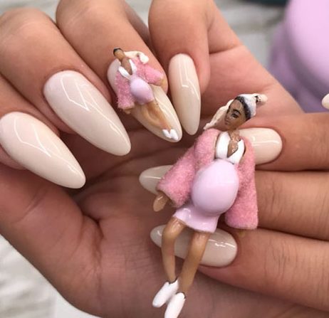 unha inspirada na khloe gravida Foto com destaque nas unhas que estão com nail art inspirada em ovos quebrados inspirada na Khloe Kardashian grávida.