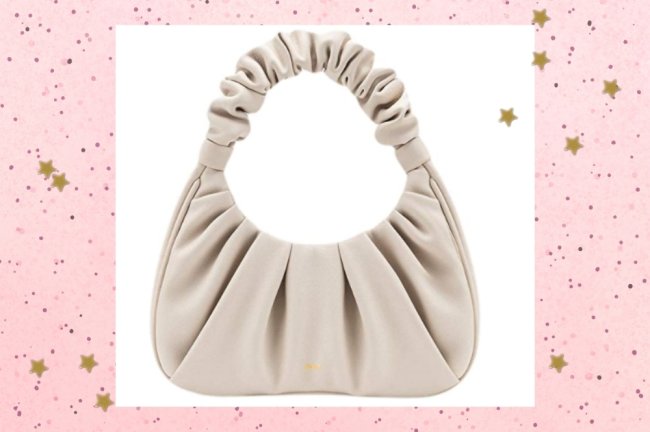BOLSA JW PEI Gabbi Bag Foto com destaque na bolsa bege da marca JW PEI, ela é pequena e tem a alça levemente enrugada.
