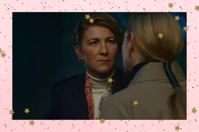 Farrah seriado Fate Farrah olhando para Rosalind em foto da primeira temporada do seriado Fate, ela está com uma expressão séria.