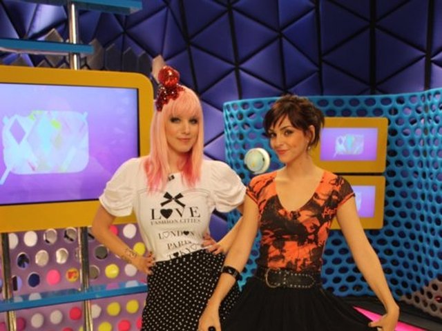 acessomtv1 As apresentadoras Mari Moon e Titi Müller sorriem durante o Acesso MTV