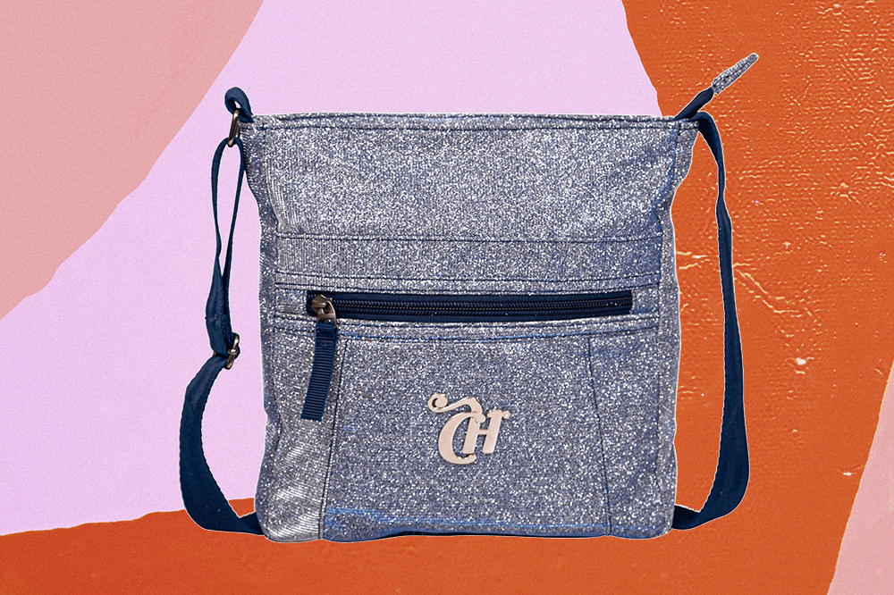 aquariana-bolsa-glitter-sestini Bolsa transversal de glitter da CAPRICHO com a Sestini em fundo laranja e rosa