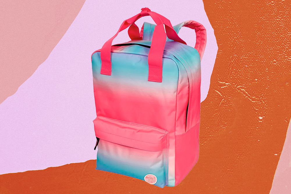 ariana-mochila-degrade-sestini Mochila retangular degradê em tons de azul e rosa da CAPRICHO com a Sestini em fundo laranja e rosa