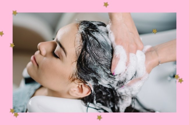 Pessoa lavando o cabelo de uma jovem. Na imagem vemos as mãos esfregando o cabelo e espuma.