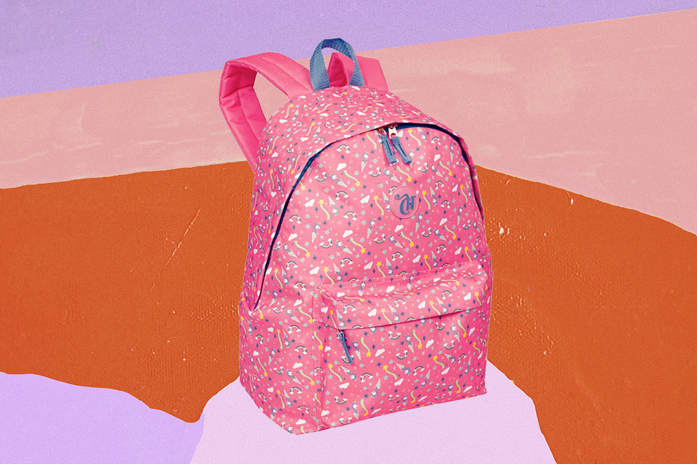 canceriana-mochila-unicornio-sestini Mochila rosa com estampa de unicórnios e detalhes em azul da CAPRICHO com a Sestini em fundo laranja e rosa