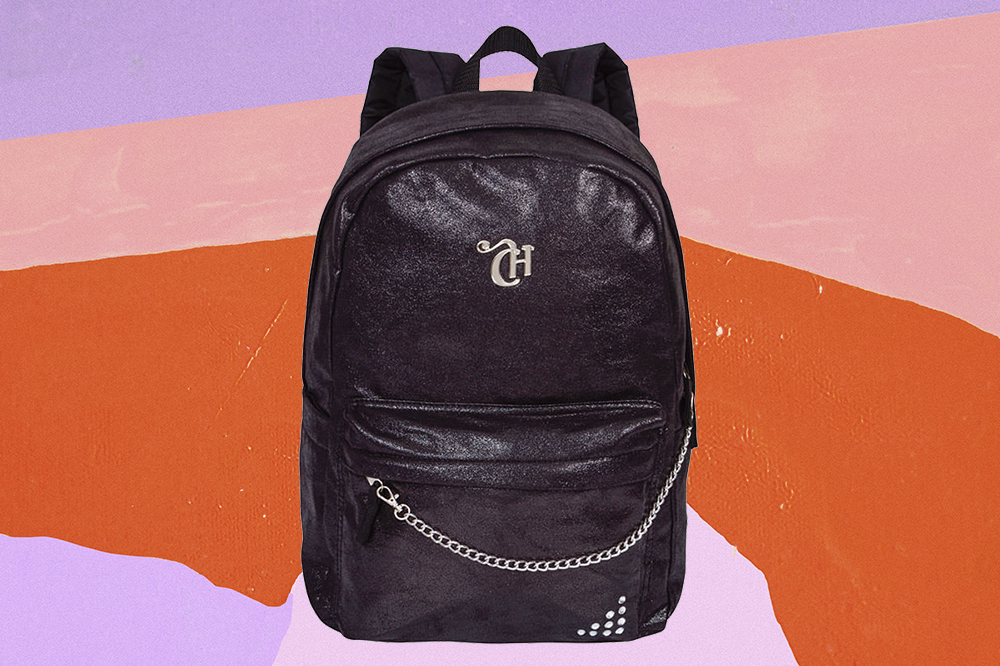 capricorniana-bolsa-grande-rock-sestini Mochila rock preta com detalhe de correntes da CAPRICHO com a Sestini em fundo laranja, rosa e lilás