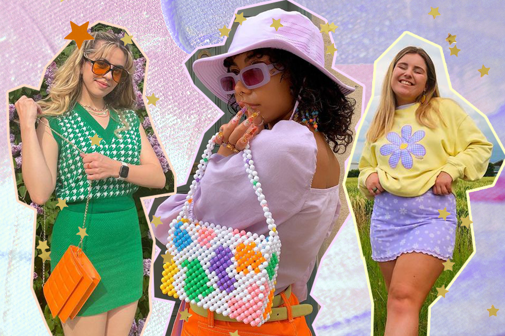 Montagem em fundo lilás e rosa com fotos de três meninas. À esquerda, há uma menina usando look verde com bolsa laranja e óculos de sol de lentes alaranjadas. Ao meio, a menina está de costas olhando para o lado com chapéu lilás, blusa lilás, bolsa de miçangas e calça laranja. À direita, a menina está sorrindo com um look amarelo e lilás. Em cima da montagem, há estrelinhas douradas e laranjas.