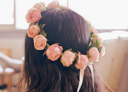 coroa-de-flores-rosa Foto do cabelo de uma menina com uma coroa de flores rosa.