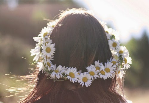 coroa-de-flores Foto do cabelo de uma garota com coroa de flores. As flores são margaridas.