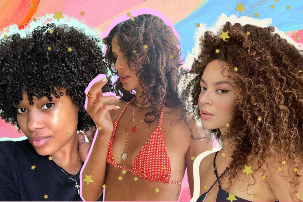 Montagem com a foto de três mulheres com o fundo colorido e detalhe de estrelas douradas. A mulher da esquerda usa uma camiseta preta, colar com pingente de cruz e cabelo solto. Ela está com a mão esquerda no cabelo, com o rosto levemente de perfil, olha para a câmera mas não sorri. A do meio usa um biquíni vermelho com listras brancas, mix de colares e cabelo ondulado solto com o corte shaggy hair. E da direita usa um top preto, cabelo crespo solto em um corte em camadas e maquiagem leve. Ela está com o rosto de perfil, olha para a câmera e não sorri.