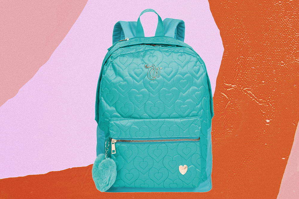 geminiana-mochila-crush-sestini Mochila turquesa Crush com estampa de corações da CAPRICHO com a Sestini em fundo laranja e rosa