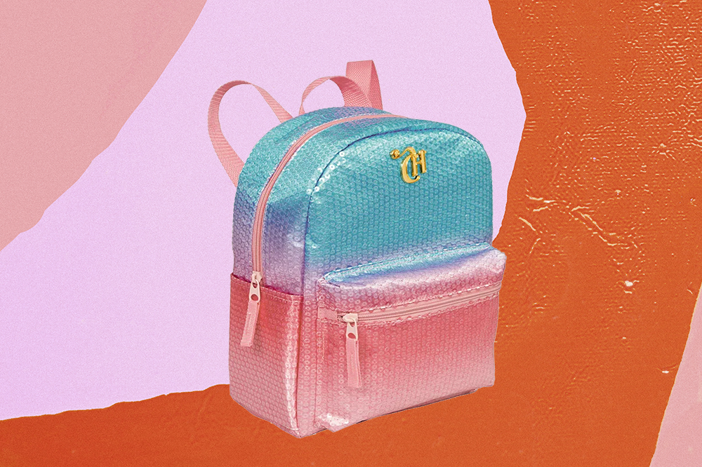leonina-bolsa-paetes-sestini Mini bag de paetês azuis e rosas da CAPRICHO com a Sestini em fundo laranja e rosa