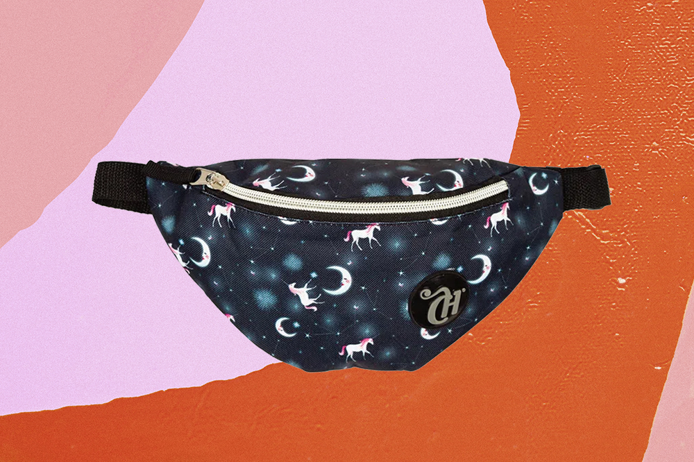 libriana-pochete-constelação-sestini Pochete azul-marinho com estampa de constelação e unicórnios da CAPRICHO com a Sestini em fundo laranja e rosa
