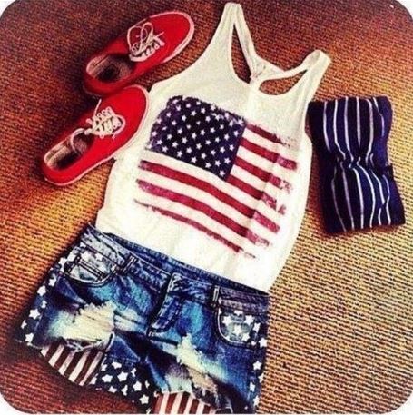 Foto de um look com regata branca com estampa da bandeira dos Estados Unidos, short jeans com estampa da bandeira dos Estados Unidos e tênis Vans vermelho.