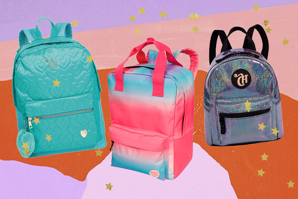 Mochilas da CAPRICHO com a Sestini em fundo lilás, rosa e laranja. Na foto, tem um modelo turquesa, um em degradê de rosa e azul e uma mini bag holográfica