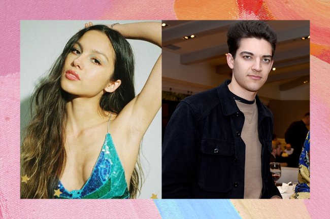 olivia-rodrigo-namorando-adam-faze Na direita da imagem, Olivia Rodrigo aparece com uma blusa azul de paetê e com o braço dobrado atrás da cabeça. Na direita Adam Faze.