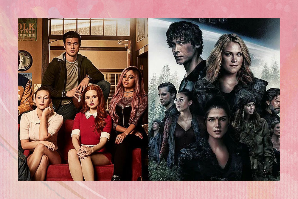 Na parte direita da foto, personagem de Riverdale estão sentado no sofá, na direita, personagens de The 100