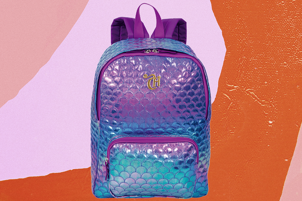 Mochila média sereia em tons de azul e roxo da CAPRICHO com a Sestini em fundo laranja e rosa