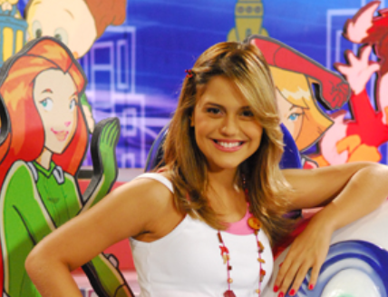 tvglobinho Apresentadora do programa TV Globinho aparece sorrindo no cenário