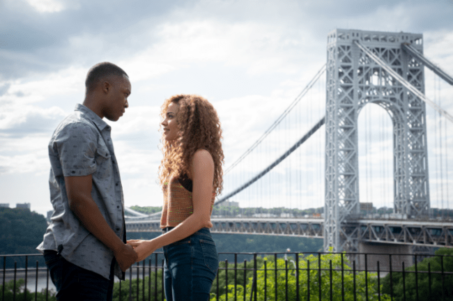 unnamed Um homem segurando as mãos de uma mulher. Ao fundo a ponte em Nova York