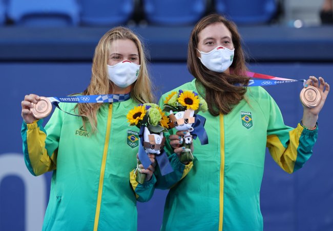 Olimpíada histórica! Brasileiras batem recorde de medalhas em Tóquio 2020 Laura Pigossi e Luisa Stefani no pódio, após conquistarem uma medalha olímpica inédita para o Brasil no tênis, em Tóquio