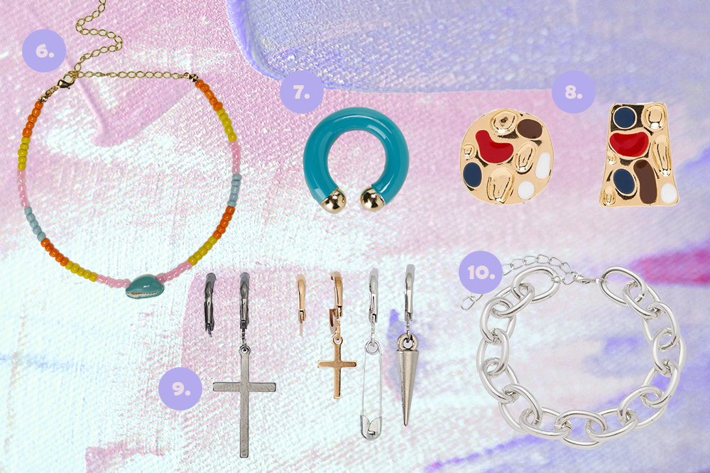 acessorios-colares-pulseiras-brincos-aneis-02 Montagem em fundo lilás e rosa com cinco opções de acessórios. Uma choker de miçangas, um ear hook azul, um brinco, um kit de brincos com cruzes em dourado e prata, uma pulseira de correntes prata.