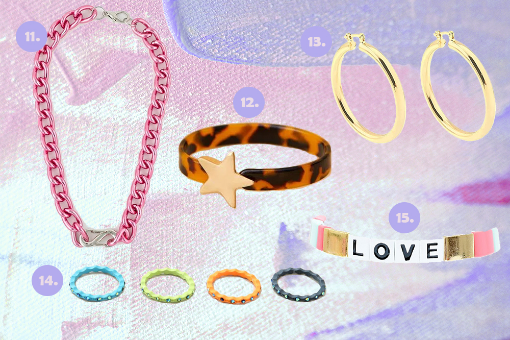 acessorios-colares-pulseiras-brincos-aneis-03 Montagem em fundo lilás e rosa com cinco opções de acessórios. Um colar de correntes rosa, um bracelete de estrela e animal print, uma argola dourada, um kit de anéis coloridos e uma pulseira de miçangas.