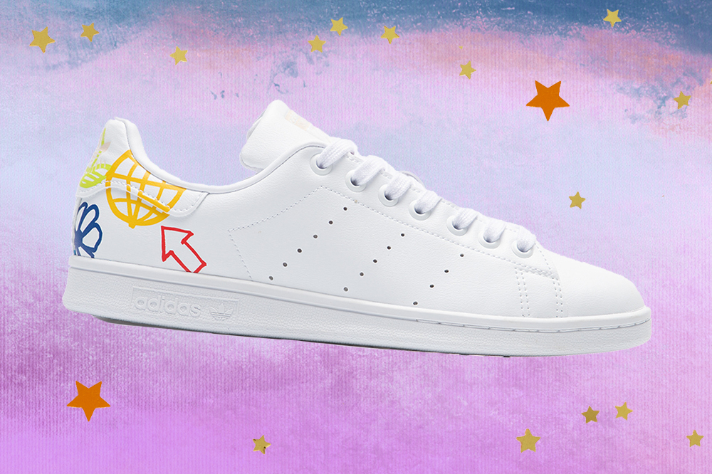 Montagem do tênis Adidas Stan Smith branco em fundo degradê de lilás e azul com estrelas douradas e laranjas