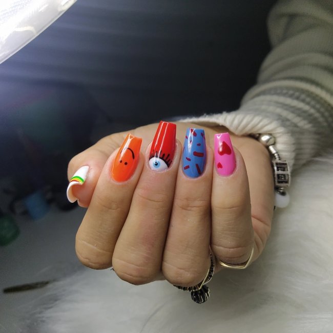 desenhos simples em unhas coloridas Foto com close nas unhas com esmaltes coloridos em diversas cores.