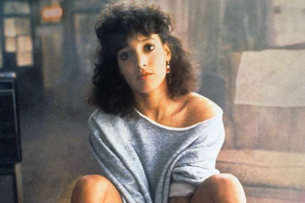 flashdance Personagem do filme Flashdance sentada com expressão séria