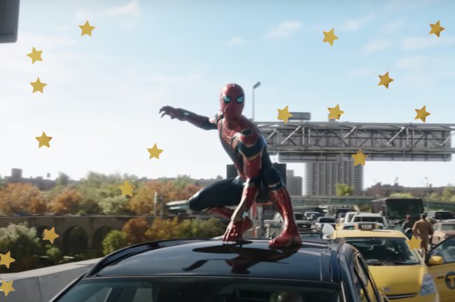 homem aranha 3 sem volta para casa Homem-Aranha, do Tom Holland, em cena de Homem-Aranha: Sem Volta Para Casa com o traje de Aranha em uma posição de luta na parte de cima de um carro preto em uma rodovia com outros carros ao fundo e céu azul claro no último plano da foto; estrelas amarelas são usadas como decoração da imagem