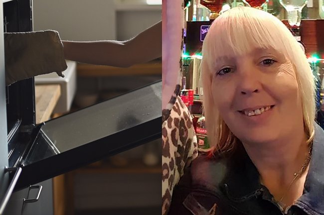 Mulher morre após acidente envolvendo um pijama, um forno e um sanduíche À esquerda, foto de uma mulher, usando uma camisola, tirando algo do forno à noite. À direita, foto de uma senhora loira, de seus 50 anos, sorrindo em um bar. O cabelo é chanel e ela usa franja