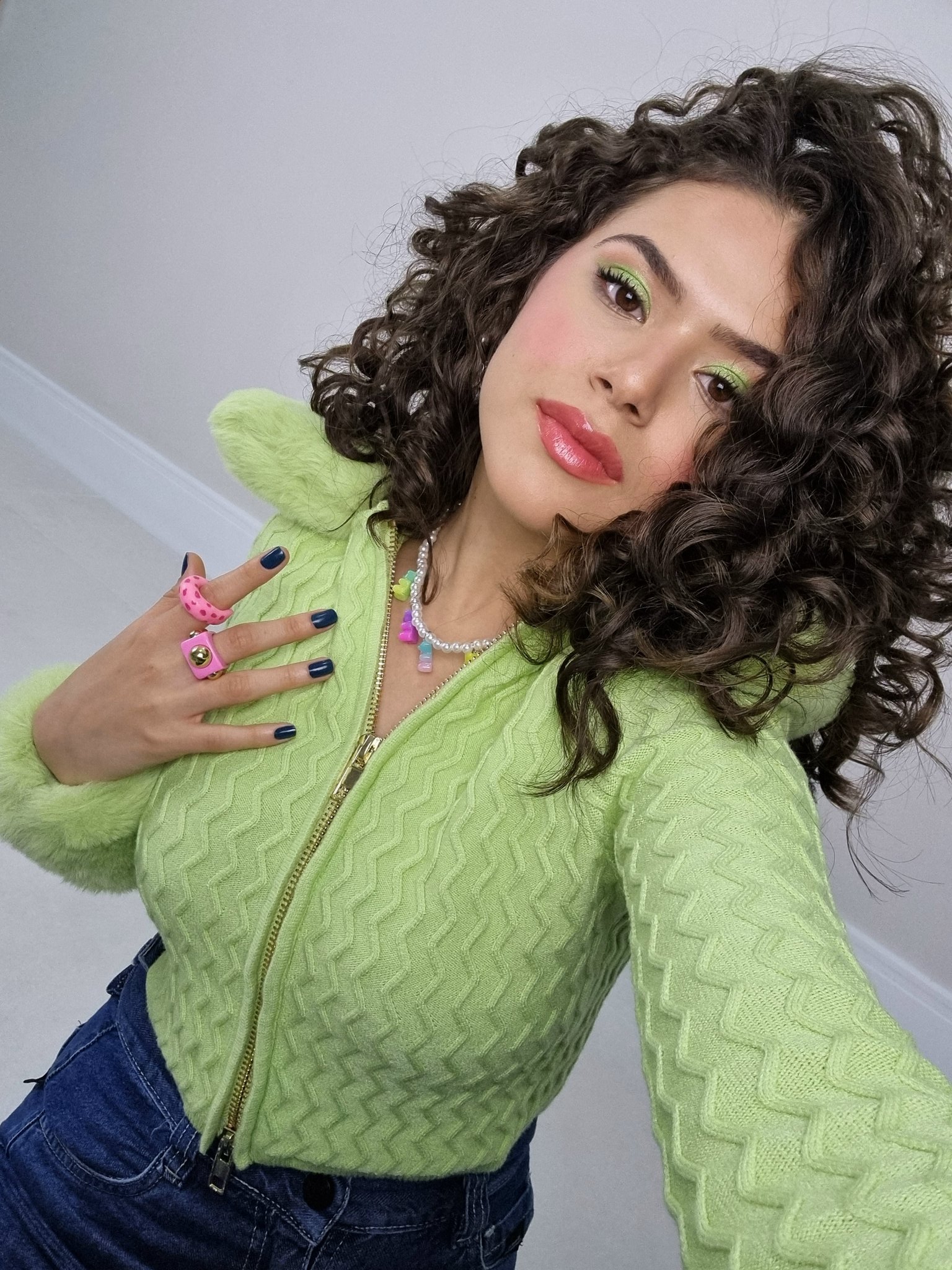 maisa-silva-acessorios-aneis- Maisa Silva usando cardigan verde, colar de miçangas e anéis chunky