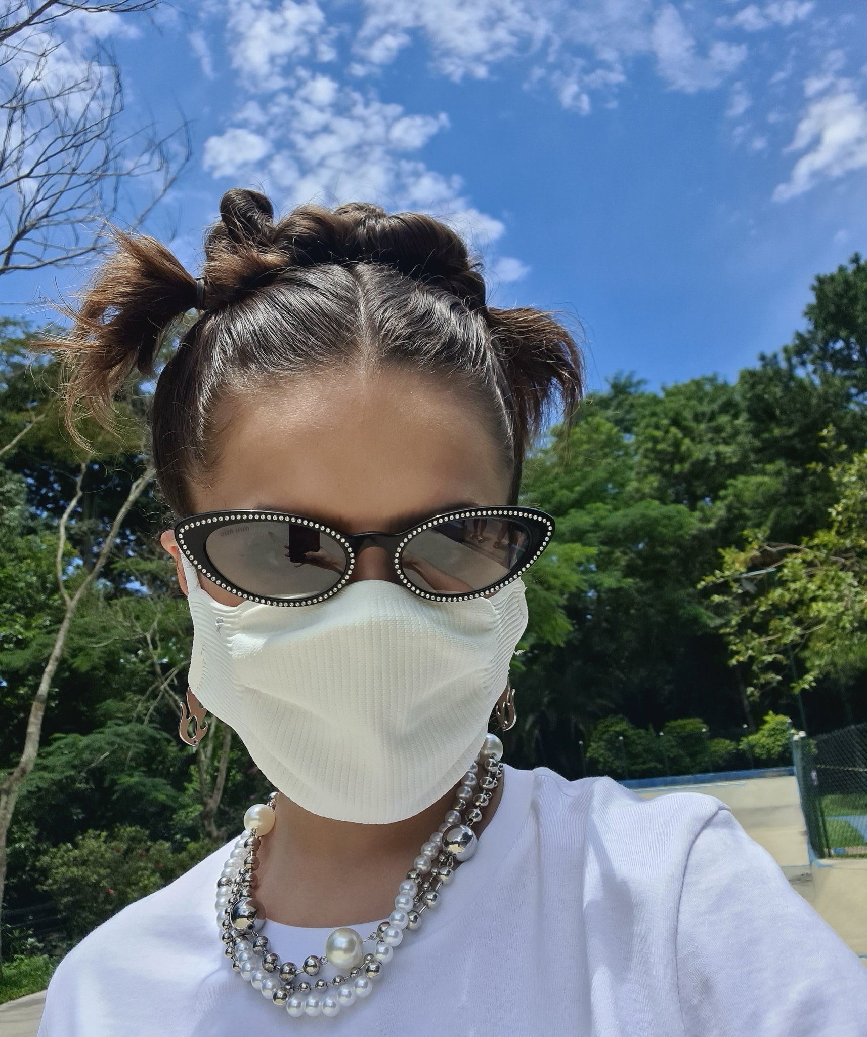 maisa-silva-acessorios-oculos-de-sol Maisa Silva usando óculos de sol e colar de pérolas, camiseta branca e máscara de proteção branca