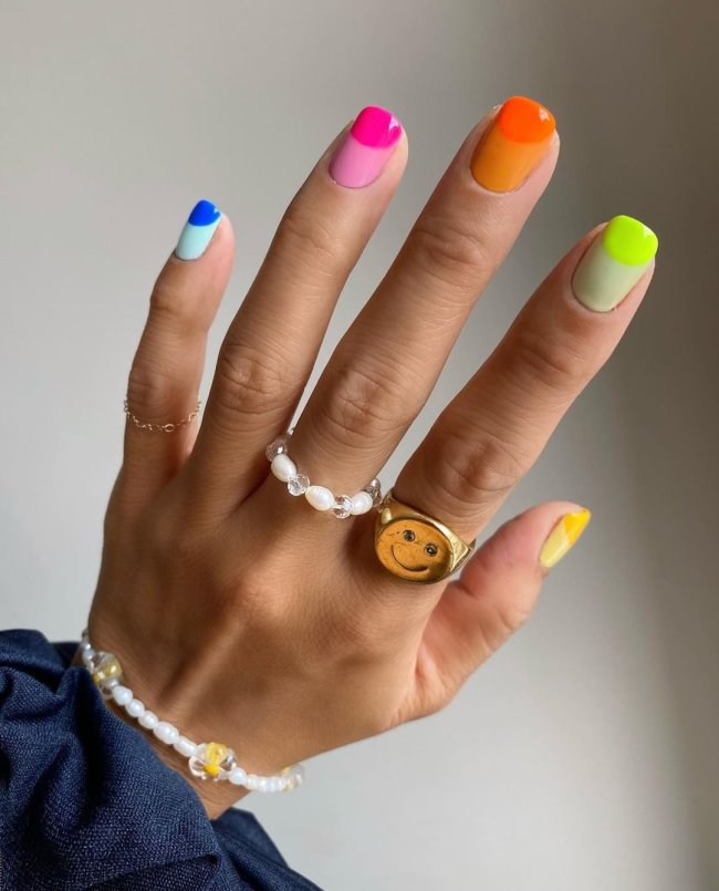 nail art colorida Foto com close nas unhas com esmaltes coloridos em diversas cores.