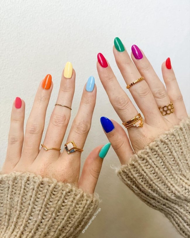 nail art unhas coloridas Foto com close nas unhas com esmaltes coloridos em diversas cores.