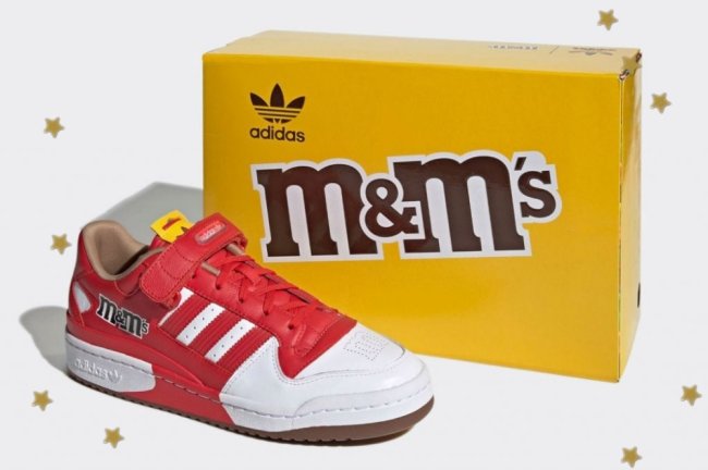 tenis adidas Tênis inspirado na marca M&M's, ele é vermelho com detalhes em branco.